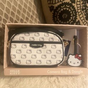 The cutest Hello Kitty camera bag!